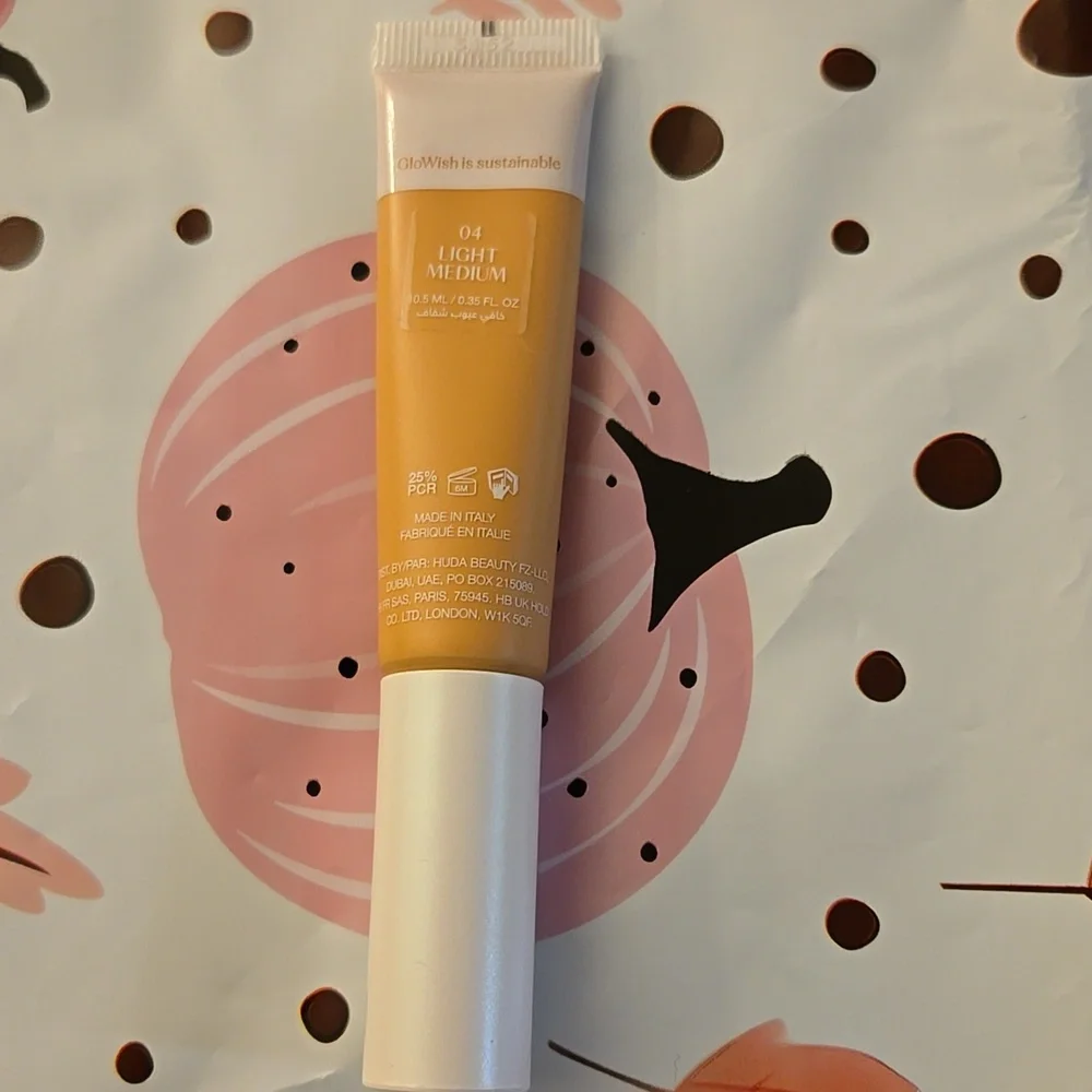 Huda Beauty Glowish Bright Light Hydrating Sheer Vegan Concealer 04 Light Medium